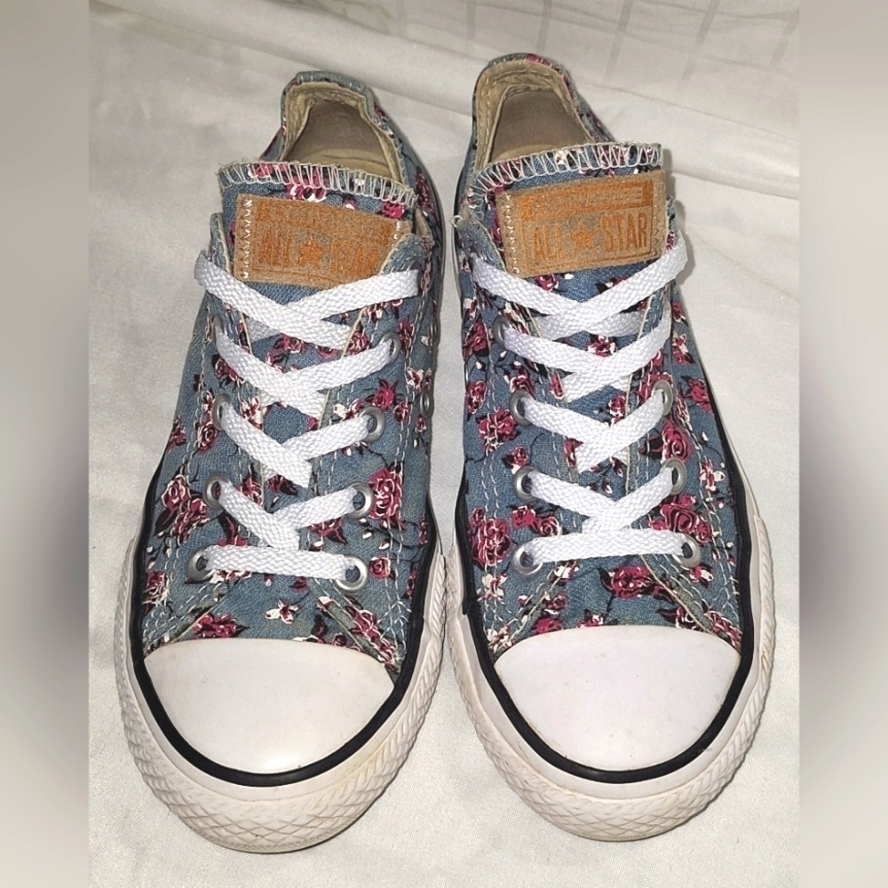Converse, Youth Size 1, Blue Floral design - Picture 7 of 9